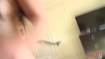 Visszaraktam a kis kéjes lotyó szájüregébe a péniszemet miután keményen seggbebasztam Thumb