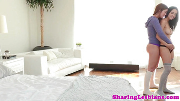 Megtúrta és megpuszilgatta az angyali pipi nuniját a puncifaló tini ribanc Thumb