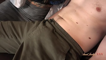 Ráröppent a fiatal diákjára és bekapta a répáját a 60 plusszos megnagyobbított keblű tanárnőci Thumb