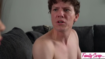 A mostohaszülei előtt flexelte meg a mostohahugicája passzos pinácskáját majd négyesben folytatták Thumb