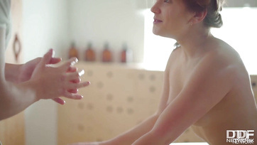 Beakasztotta a brokiját az olajos testű csajszi mennyei kis nunájába Thumb