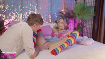 Odadörzsölte a picsáját a gyík mostohabátyusának és megzabáltatta vele a lucskos vagináját Thumb