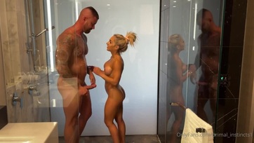 Beindult a szöszike szilikoncsöcsű bula fürdőzés közben és benyálasította a férje farkát Thumb