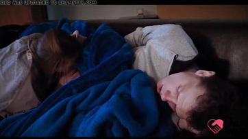 Benyálazta az alukáló mostohabátyusa eres falloszát a buja kis tini picsa Thumb