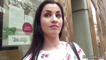 A németországi utca ügynöknek sikerült rábeszélnie a hazai bébit egy kis análszexre Thumb