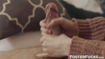 A szégyenlős diáklány mostoha apuval és nevelő anyukával baszarintott hármasban Thumb