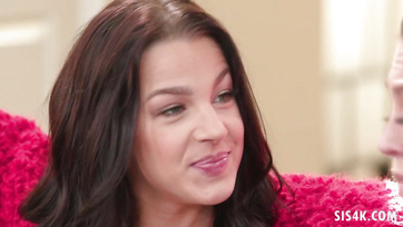 Simogatás közben lecsupaszította az nagycicis milfecskét a meleg tini cicus Thumb