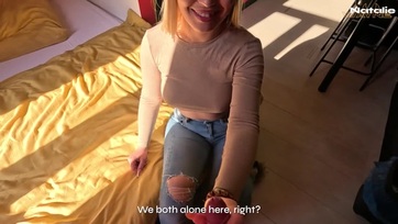 Miután beköltöztem a kéróba felnézett a gyönyörű felebarát fruska és elkezdte szopizni a répámat Thumb