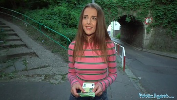 Egy kis delláért vidáman megmutogatta a cicijeit és a sejhaját majd benyálazta az utca ügynök répáját Thumb