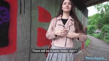 Az túlontúl bűbájos kollégista cica a természet ölén kapta be az álügynök gigantikus fütykösét Thumb