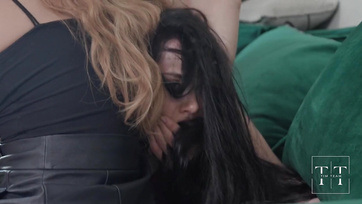 Elpicsázta és megoráloztatta majd kegyetlenül puncuson kefélte visszavágásképp a tini neveltlányát Thumb