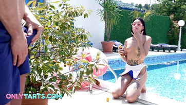 A telhetetlen fiatal leányzó az udvaron bájolta el a termetes tökű mostohafivérét Thumb