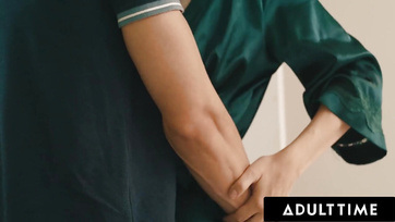 Megdugatta a fincsi muffját a mostohakölykével mialatt az impotens palija mellettük csicsikált Thumb