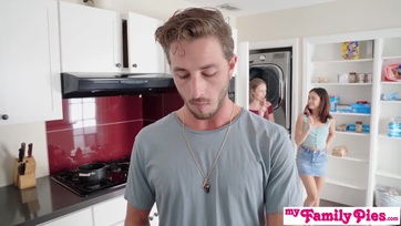 A sok-sok csipkelődés után meghódította a mostohabátyóját a tini picsa a faszimádó barátosnőjével Thumb