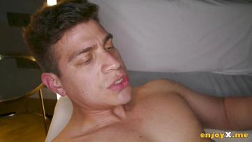 Készséggel megosztotta a jóvágású férjecskéje merev falloszát a legjobb barinőjével Thumb