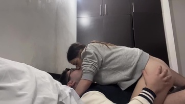 Az főiskolás hálótársnőm besietett a hálómba és felszökkent a fenséges puncusával a dákómra Thumb