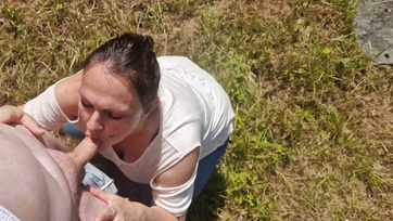 Az egyik partnerével kuffantott egy óriásit a természet ölén a püffedt menyecske Thumb