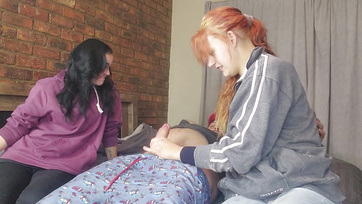 A kettő visszahúzódó tinilány váltakoztatva cibálta meg a mostohabátyusa szerszámát Thumb