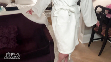 A felvonóban taliztam ezzel a csábos csajszival, most pedig már a fütyülőmön táncikál ruhátlanul Thumb