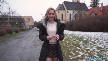 A vadító férjes milf leány egy kis zsozsóért hajlandó volt felmenni a luxus hotelbe az ügynökkel Thumb