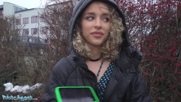 Eltette a zsetont a göndörhajú cicababa és hagyta hogy az álügynök belógassa a fütykösét Thumb