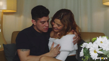 Turbékolás közben lekerült a ruha a szexi csajról majd ráhajolt a fiúja eres pélójára Thumb