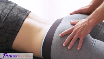 Lehántotta a kurafi jóga instruktor a bébi leggingszét és betette a cunijába a kolosszális fütyijét Thumb