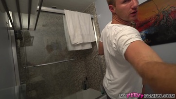 A kéjelgő neveltlánya után bement a vécére és a földön kutyában bemártotta neki a dárdáját Thumb